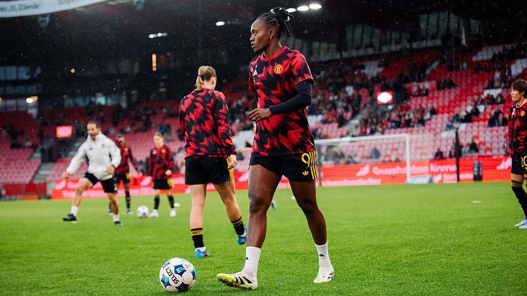 اطمینان سرمربی منچستریونایتد از تأمین کفش‌های بازیکنان پیش از دیدار حساس لیگ قهرمانان زنان